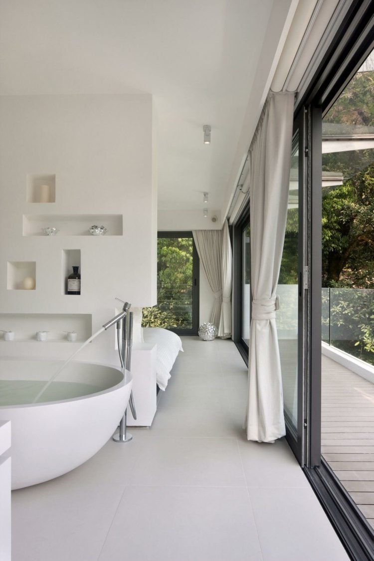 skjutdörrar-möbler-vit-casa-bosques-vit-vägg-design-badrum