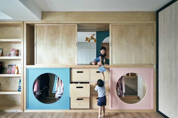 Barnrum designar praktiska skjutdörrssystem av trä och modulära möbler