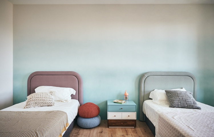 två sängar barnkammare ombre vägg blå sängbord