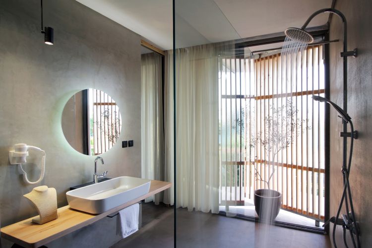 badrum skiljevägg glas dusch spegel betongvägg exteriör beklädnad trä lamell handfat
