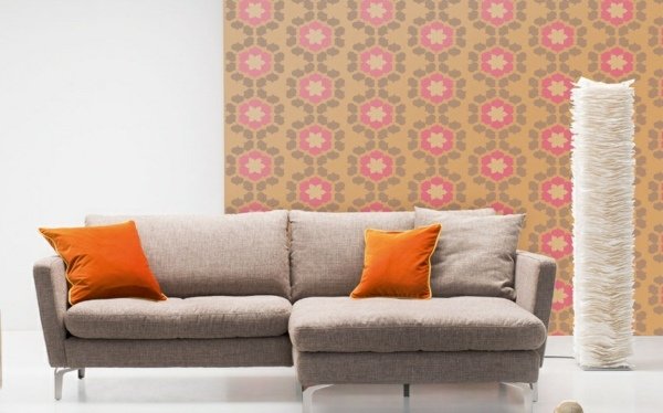 Inredning idé beige soffa orange accenter tapet