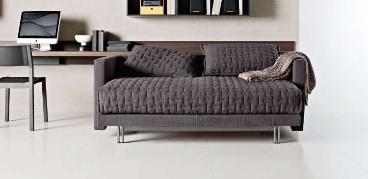 bäddsoffa-grå-OZ-Nicola-Gallizia-mörkgrå-antracit-klädsel-struktur-modern-metall fötter-vit-golv-skrivbord