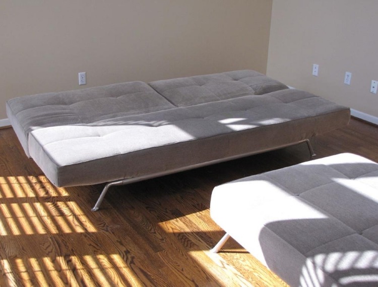bäddsoffa-grå-samala-ligne-roset-utdragbar-hopfällbar-funktion-laminat-golv-skugga-kuddar
