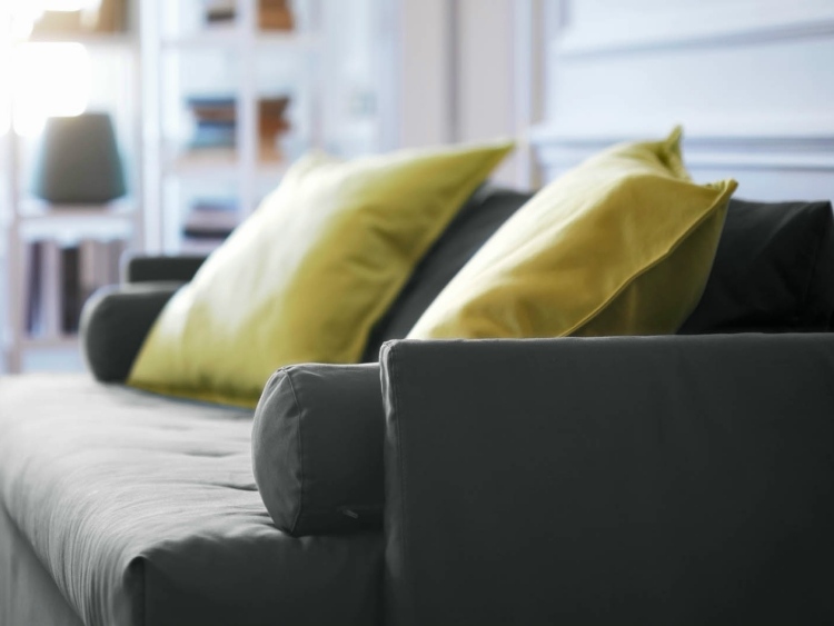 bäddsoffa-grå-bali-ORIZZONTI-ITALIEN-gula kuddar-modern-säng-funktion
