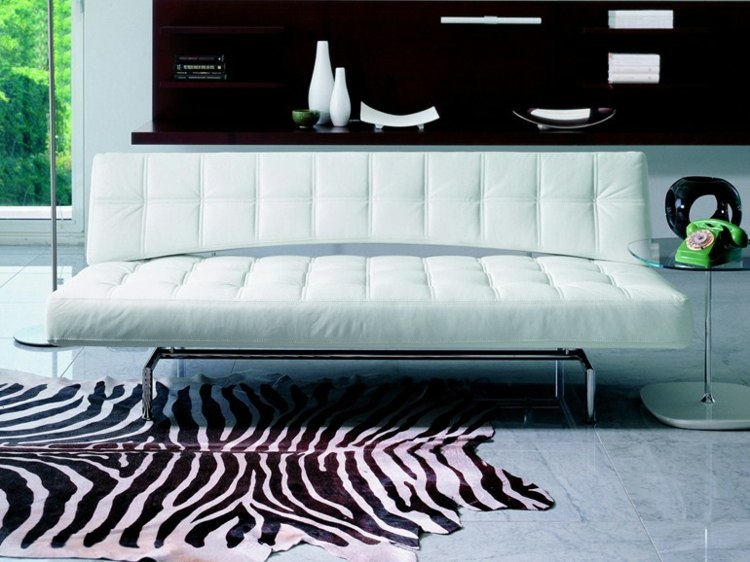 Bäddsoffor litet vardagsrum vitt läder säng coutch zebramatta