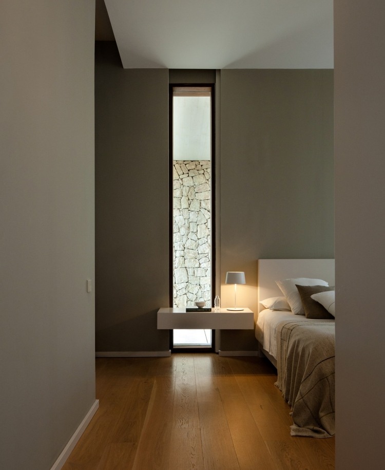 sovrum-belysning-minimalistisk-ljus-lampa-vitt sängbord