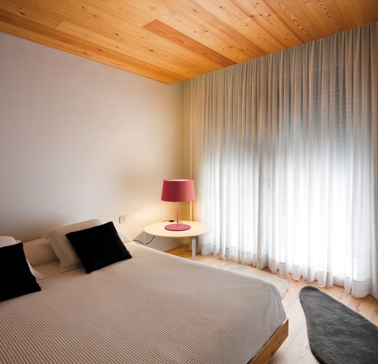 sovrum-belysning-minimalistisk-bord-lampa-röd-lampskärm-säng