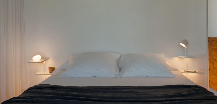 sovrum-belysning-minimalistisk-säng-vit-lampa-sängbord
