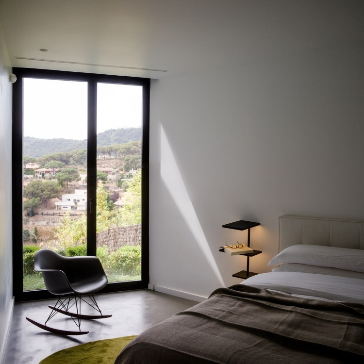 sovrum-belysning-minimalistisk-sängbord-svart-lampa-funktionell