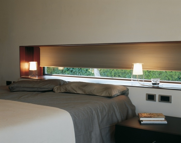sovrum-belysning-minimalistisk-bordslampa-glas-lampskärm-vas