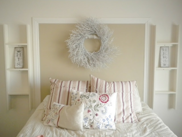 sovrum dekoration krans sänggavel säng hylla vit