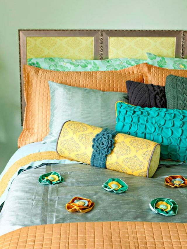sänggavel vintage tavelram tyg gult sovrum
