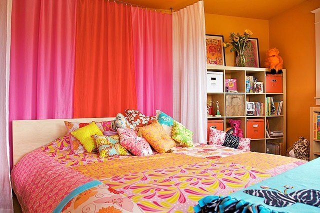 sänggavel gardiner säng varma färger moderna