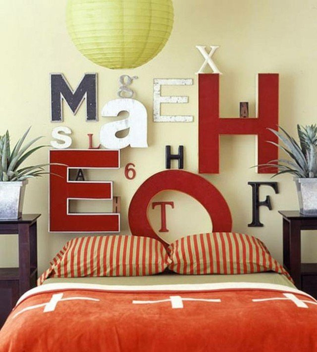 sänggavel bokstäver dekoration sovrum moderna färgglada