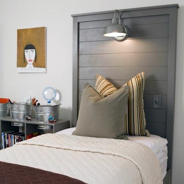 DIY sänggavel trä grå dörr säng