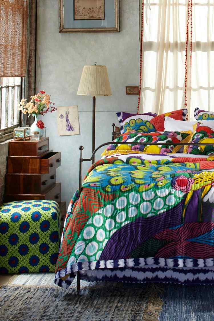 sovrum-dekoration-boho-hippie-blomma-power-blomma-mönster-pall-metall säng