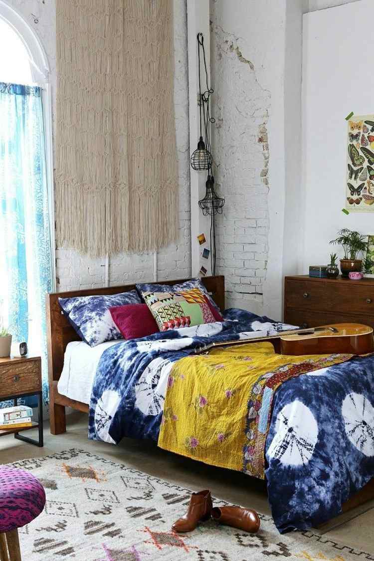 sovrum-dekoration-boho-hippie-batik-sängkläder-idé-gul-blå-etno-matta-vägg-design