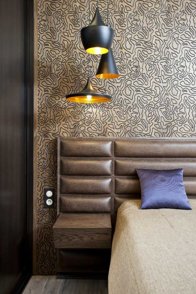 modern-sovrum-vägg-dekorera-trä-vägg-tallrikar-guld-brun-abstrakt-svart-hängande-lampor