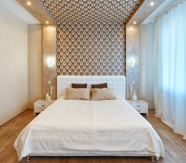 modernt-sovrum-vägg-dekorera-tapeter-brun-grädde-släpp-motiv