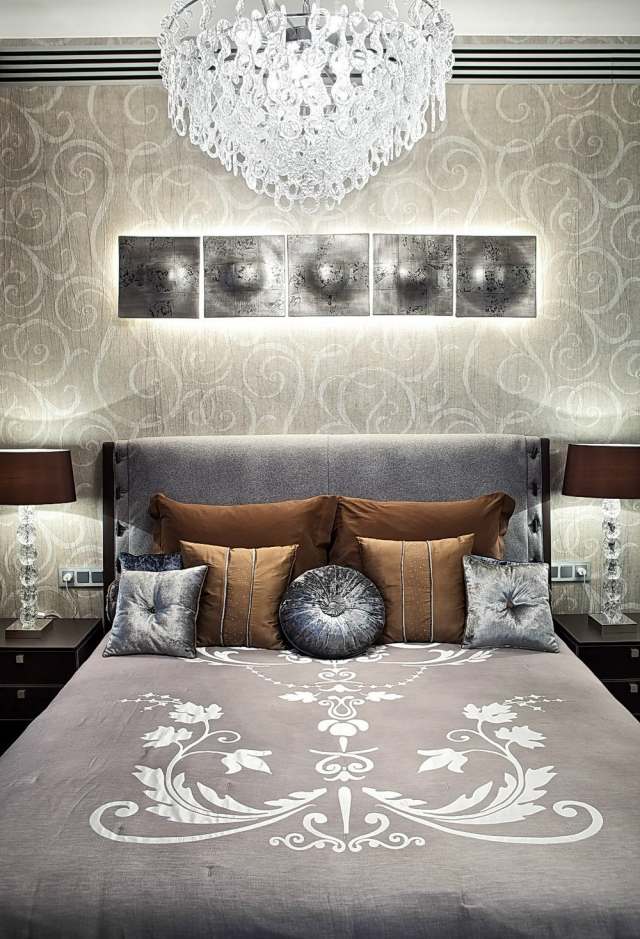 modernt-sovrum-vägg-dekorera-tapeter-blommig-motiv-silver-vägg-dekoration