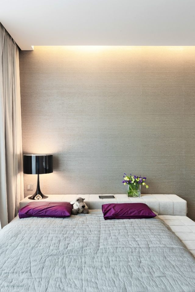 modern-sovrum-vägg-dekorera-tapeter-beige-textur-led-tak-belysning