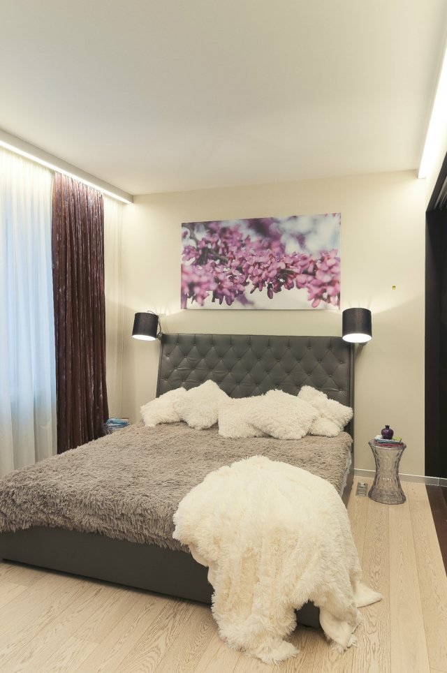 sovrum-dekorera-ekru-vägg-måla-affisch-lila-blomma-gren-grå-stoppad säng