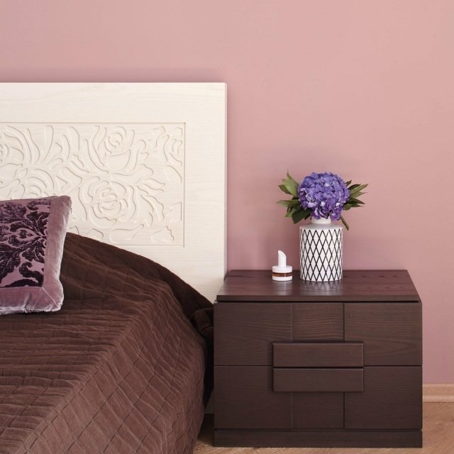 sovrum-dekorera-vägg-måla-skumma rosa-dekorativa-vita-säng-huvud