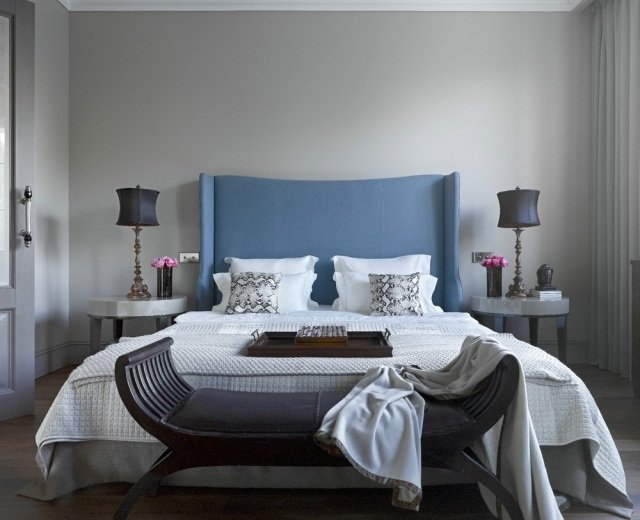 sovrum-dekorera-vägg-färg-ljus-grå-hög-säng-huvud-blå