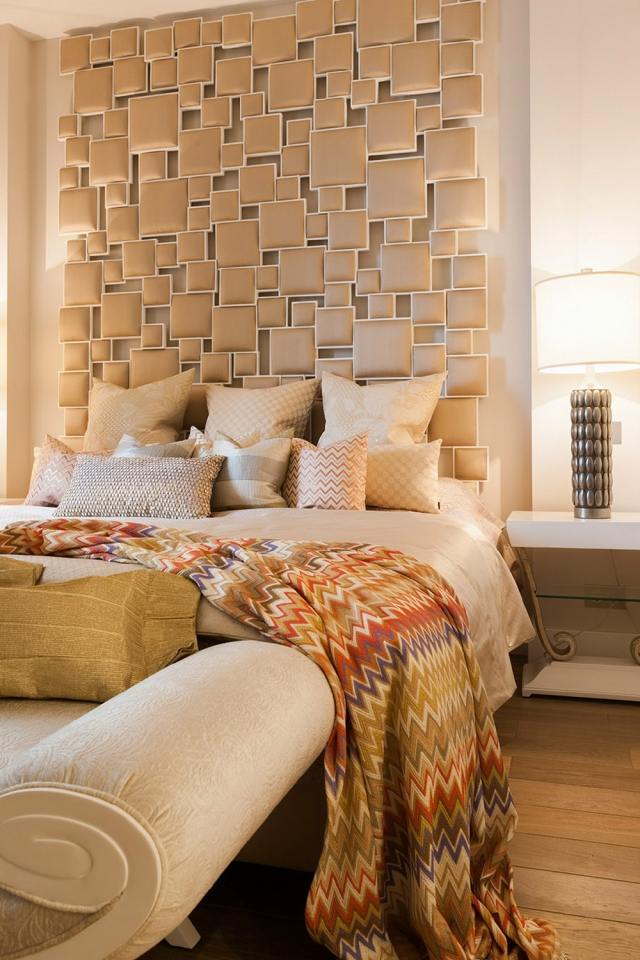Sovrum dekorera väggdesign-hög-säng-huvud-mosaik-stoppade-rutor-beige