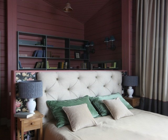 sovrum-vägg design-träpanel-bordeaux-färg-svart-vägg hyllor