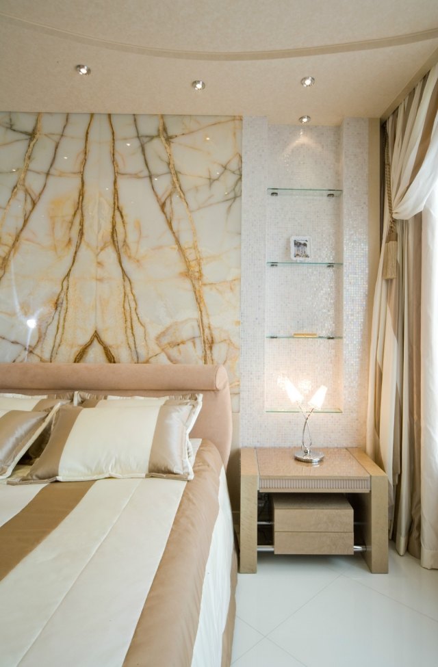 sovrum-vägg-design-marmor-panel-mosaik-nisch-glas hyllor