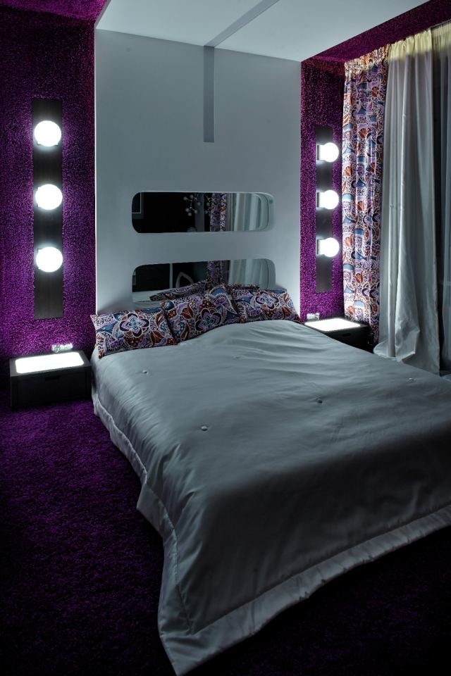 sovrum-vägg-dekoration-tyg-stoppade-aubergine-lila-spegel-vägglampor