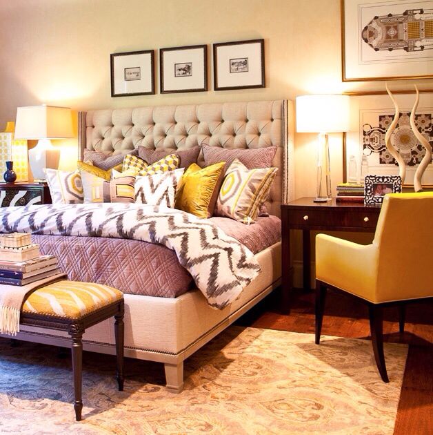 vägg-färg-sovrum-beige-stoppad-säng-quiltad-säng-huvud-gul-accenter