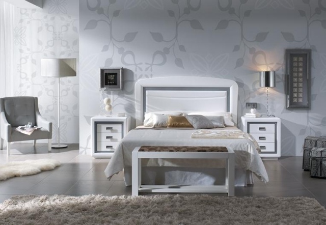 vägg-färg-sovrum-grå-mönster-tapeter-blommig-motiv-vita-möbler