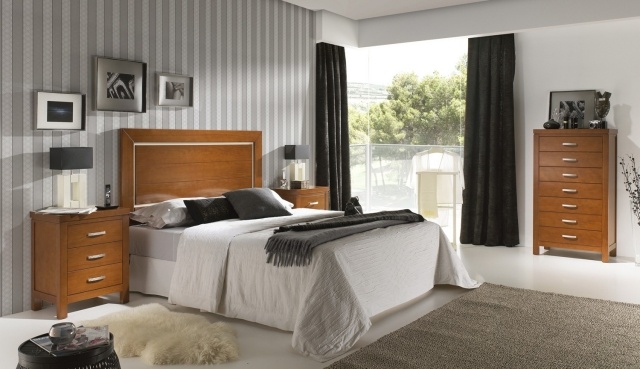 vägg-färg-sovrum-grå-rand-mönster-massivt trämöbler