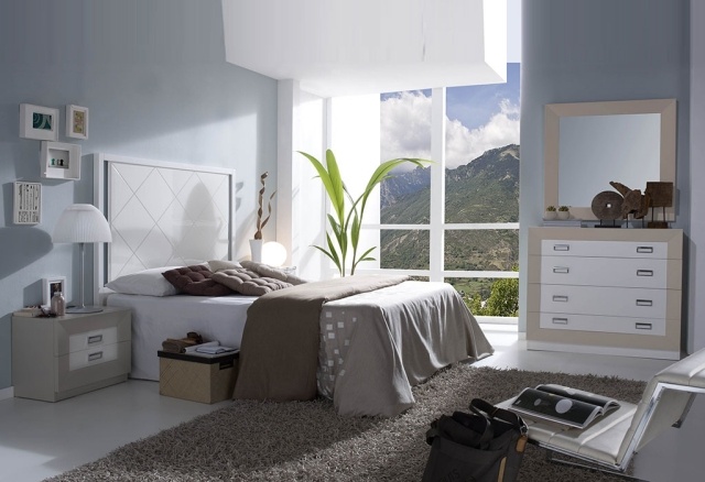 vägg-färg-sovrum-ljusgrå-modern-möbler-vit-beige