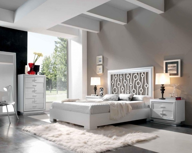 vägg-färg-sovrum-ljus-grå-modern-vit-möbler-pälsmatta
