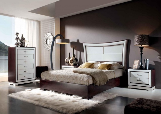vägg-färg-sovrum-choklad-brun-klassisk-möbler-vit-brun