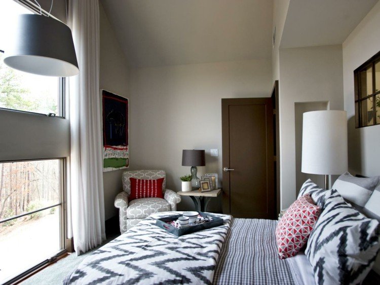 sovrum design grå säng sittgrupp fåtölj sidobord
