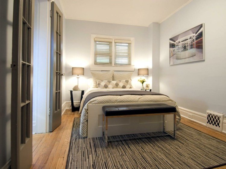 sovrum design ljus inredning parkett matta ljusgrå väggfärg