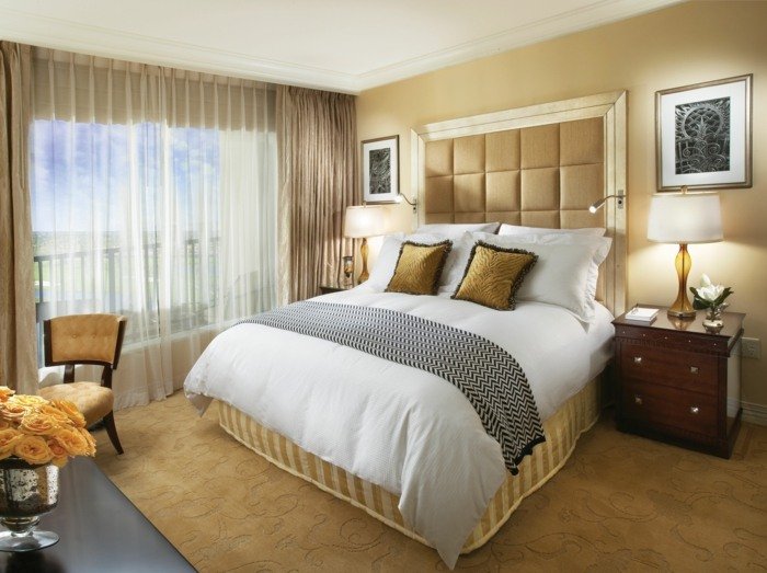 hög säng idé design sovrum beige sänggavel