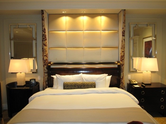 sovrum design modern sänggavel klädsel sänglampa