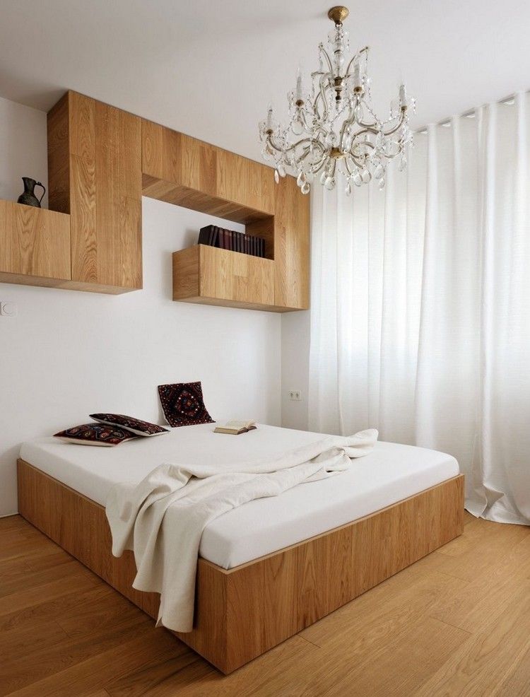 sovrum-design-trä-original-vägg-hylla-ljuskrona