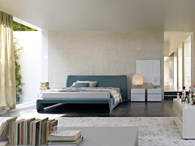 Inredning blå säng sängbord minimalistiska möbler