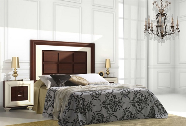 sängklädsel i klassiskt mönster med chokladfärgad sänggavel