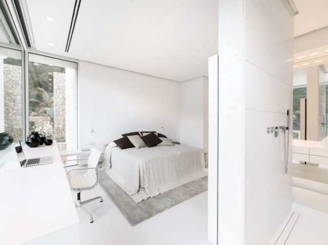 rent vitt sovrum öppet badrum anslutna golv till tak fönster