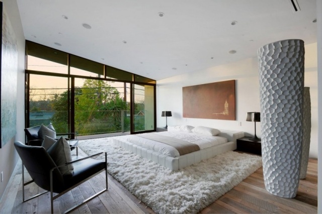 sovrum design trägolv vit shaggy matta balkong