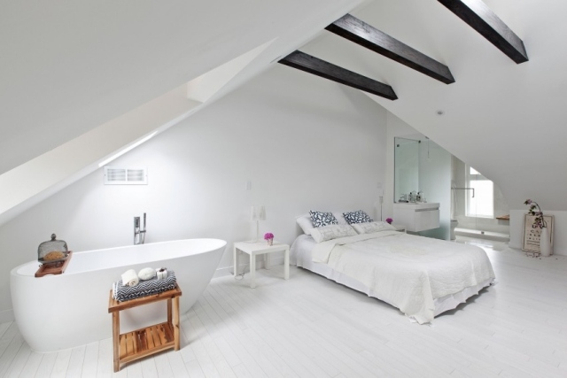 sovrum loft rent vitt badkar svarta takbjälkar
