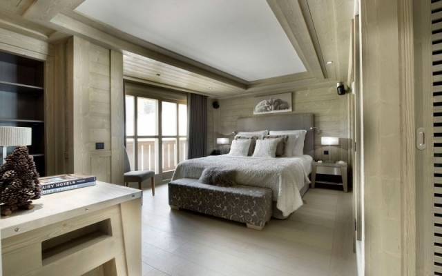 sovrum chalet stil ljus trä grå säng
