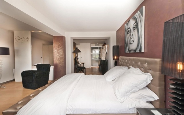 modernt sovrum öppen säng quiltad sänggavel väggfärg effekter